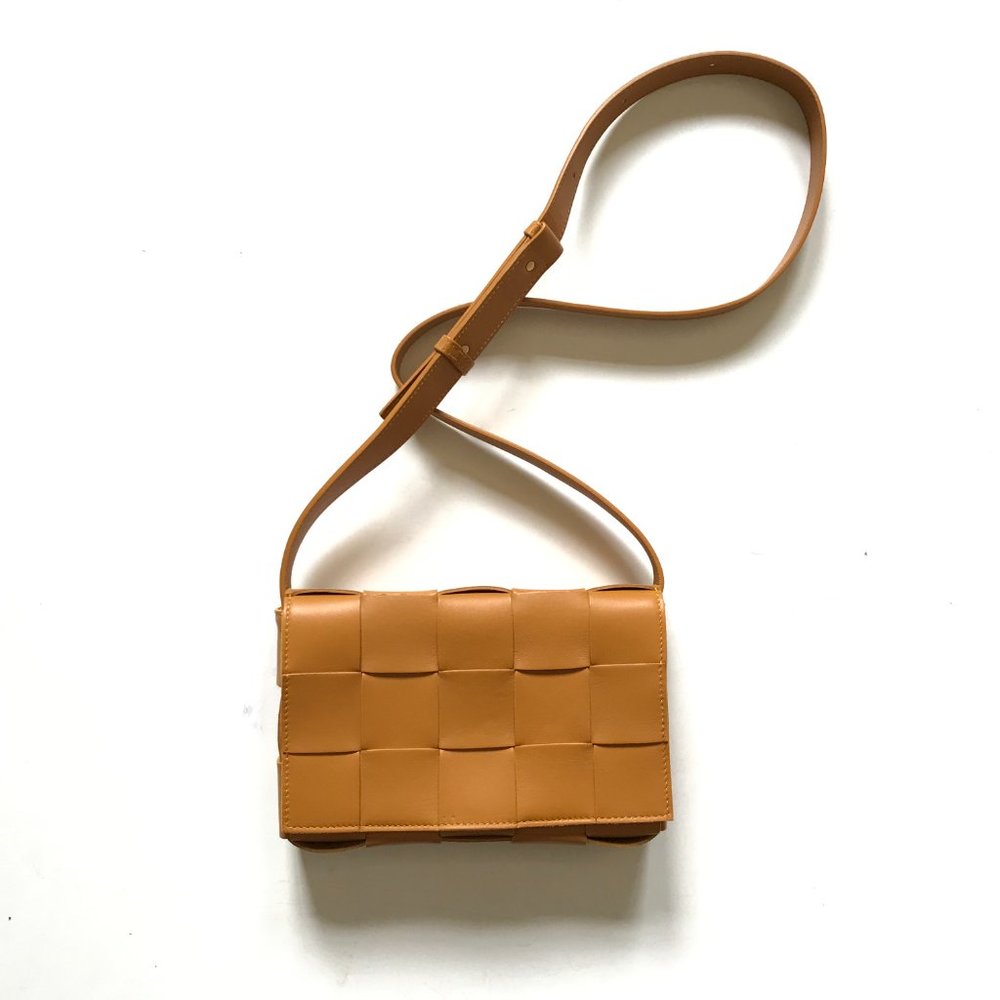 Bottega Veneta Intrecciato Leather Crossbody in Cognac Tan with COA and dustbag - Picture 4 of 15